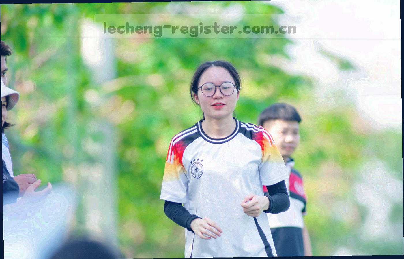 栏目精简对照信息图，七个旧栏目方块经虚线箭头合并为五个新栏目